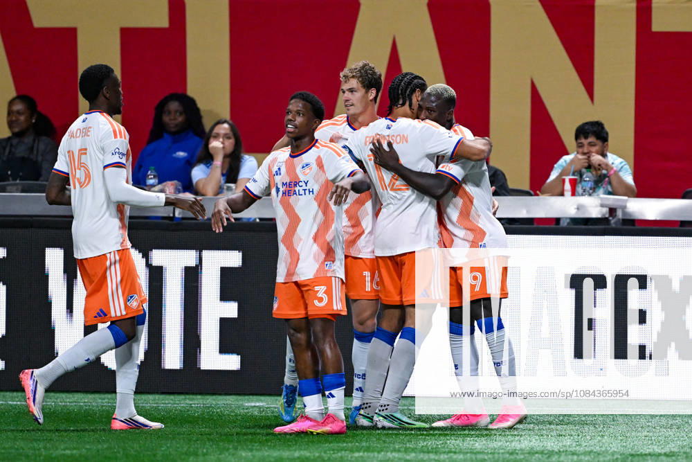 ATLANTA, GA - OCTOBER 10: Miles Robinson 12 of FC Cincinnati embraces teammate Kevin Denkey 9 after he scored a second-half goal during the MLS, Fussball Herren, USA match between FC Cincinnati and Atlanta United FC on October 10th, 2026 at Mercedes-Benz Stadium in Atlanta, GA. (Photo by Rich von Biberstein Icon Sportswire) SOCCER: OCT 10 MLS Atlanta United vs FC Cincinnati Icon261010012