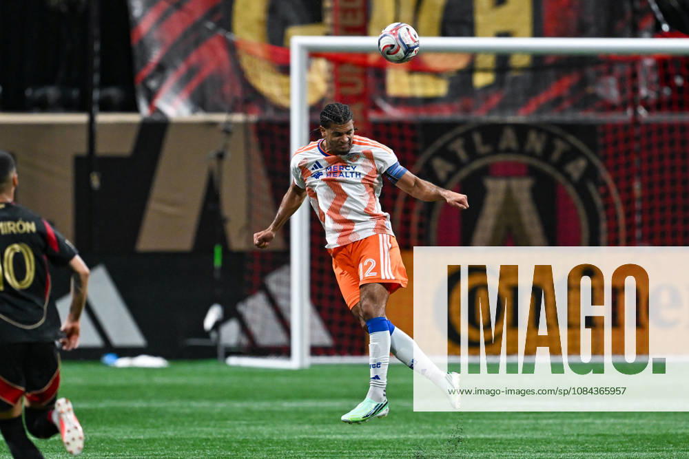 ATLANTA, GA - OCTOBER 10: Miles Robinson 12 of FC Cincinnati heads the ball during the MLS, Fussball Herren, USA match between FC Cincinnati and Atlanta United FC on October 10th, 2026 at Mercedes-Benz Stadium in Atlanta, GA. (Photo by Rich von Biberstein Icon Sportswire) SOCCER: OCT 10 MLS Atlanta United vs FC Cincinnati Icon261010016