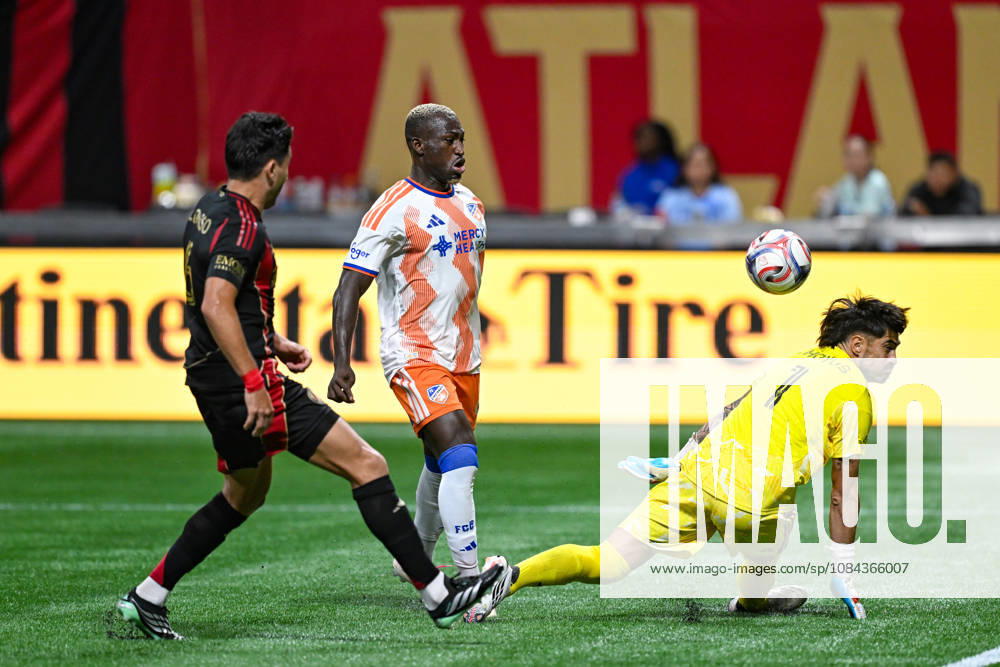 ATLANTA, GA - OCTOBER 10: Kevin Denkey 9 of FC Cincinnati attempts a shot over Lucas Hoyos 1 of Atlanta during the MLS, Fussball Herren, USA match between FC Cincinnati and Atlanta United FC on October 10th, 2026 at Mercedes-Benz Stadium in Atlanta, GA. (Photo by Rich von Biberstein Icon Sportswire) SOCCER: OCT 10 MLS Atlanta United vs FC Cincinnati Icon261010018