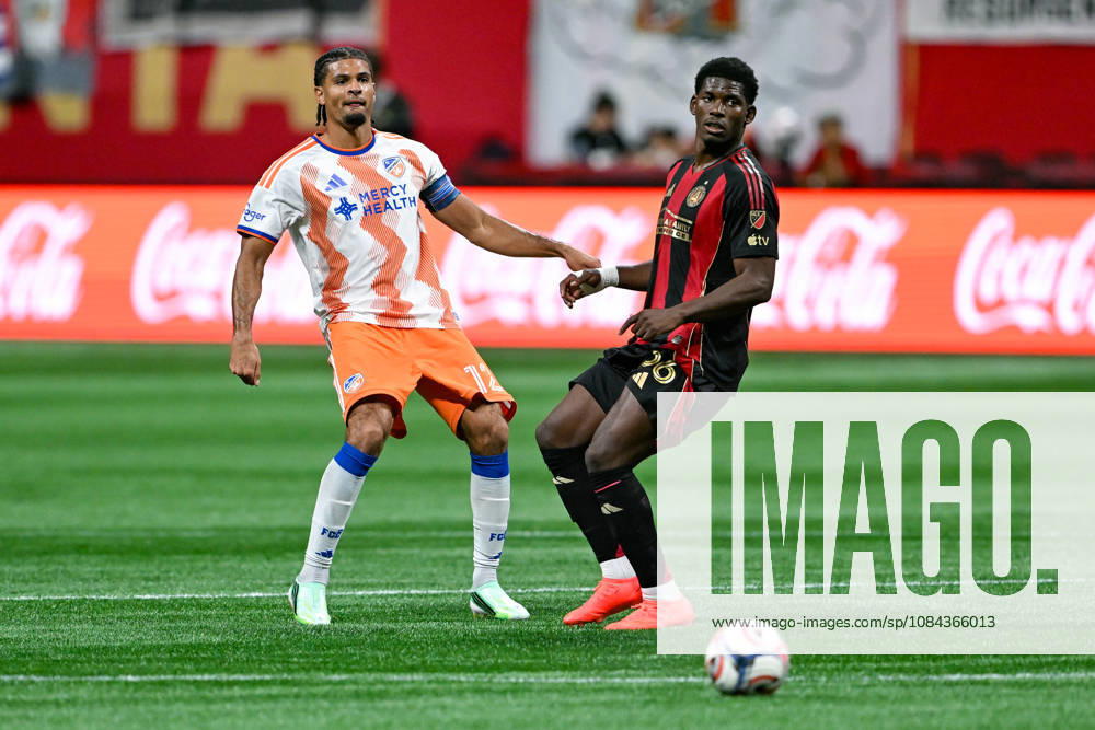 ATLANTA, GA - OCTOBER 10: Miles Robinson 12 of FC Cincinnati passes as Breel Embolo 36 of Atlanta defends during the MLS, Fussball Herren, USA match between FC Cincinnati and Atlanta United FC on October 10th, 2026 at Mercedes-Benz Stadium in Atlanta, GA. (Photo by Rich von Biberstein Icon Sportswire) SOCCER: OCT 10 MLS Atlanta United vs FC Cincinnati Icon261010020