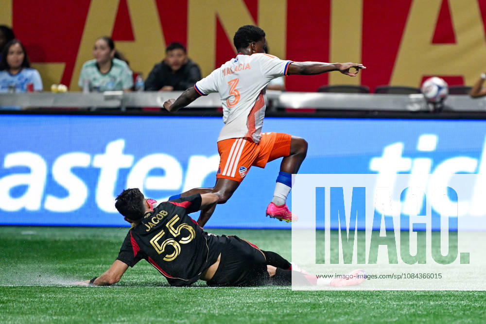 ATLANTA, GA - OCTOBER 10: Tomas Jacob 55 of Atlanta challenges Gilberto Flores 3 of FC Cincinnati during the MLS, Fussball Herren, USA match between FC Cincinnati and Atlanta United FC on October 10th, 2026 at Mercedes-Benz Stadium in Atlanta, GA. (Photo by Rich von Biberstein Icon Sportswire) SOCCER: OCT 10 MLS Atlanta United vs FC Cincinnati Icon261010021