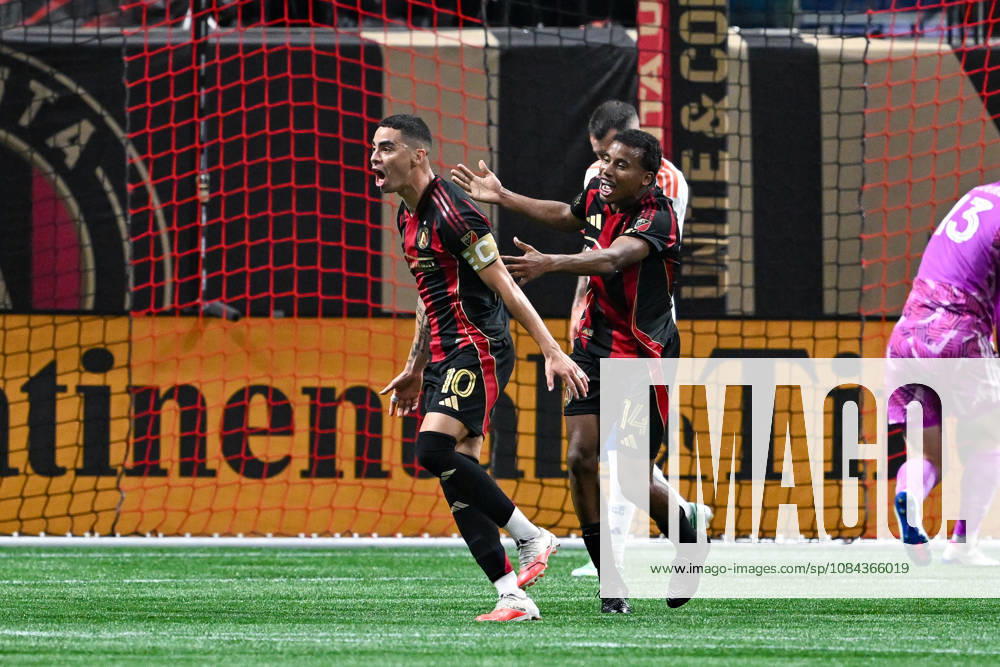 ATLANTA, GA - OCTOBER 10: Miguel Almiron 10 of Atlanta reacts after scoring a second-half goal during the MLS, Fussball Herren, USA match between FC Cincinnati and Atlanta United FC on October 10th, 2026 at Mercedes-Benz Stadium in Atlanta, GA. (Photo by Rich von Biberstein Icon Sportswire) SOCCER: OCT 10 MLS Atlanta United vs FC Cincinnati Icon261010022