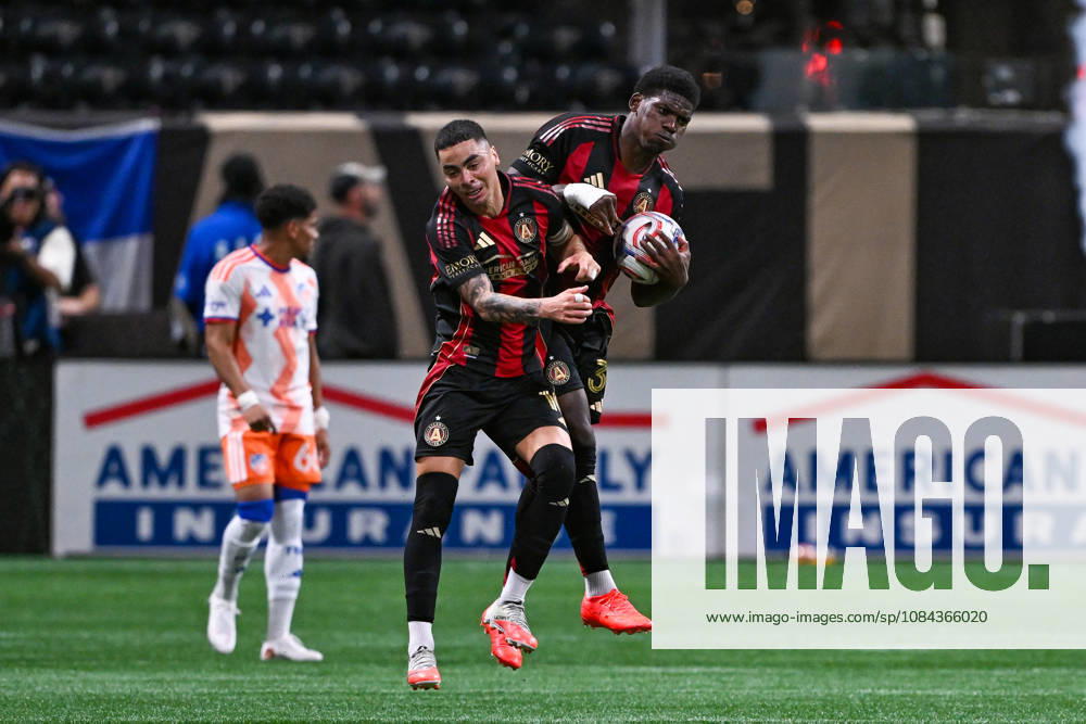 ATLANTA, GA - OCTOBER 10: Miguel Almiron 10 of Atlanta and teammate Breel Embolo 36 of Atlanta react during the MLS, Fussball Herren, USA match between FC Cincinnati and Atlanta United FC on October 10th, 2026 at Mercedes-Benz Stadium in Atlanta, GA. (Photo by Rich von Biberstein Icon Sportswire) SOCCER: OCT 10 MLS Atlanta United vs FC Cincinnati Icon261010023