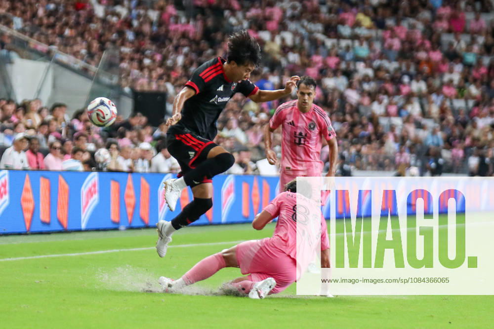 MIAMI, FL - OCTOBER 10: Inter Miami CF midfielder Matias Galarza (80) and D.C. United midfielder Hosei Kijima (77) battle for a ball during a 2026 MLS, Fussball Herren, USA soccer match between Inter Miami CF and DC United on October 10, 2026 being played at NU Stadium, Miami, Fla.(Photo by Chris Arjoon Icon Sportswire). SOCCER: OCT 10 MLS Inter Miami CF vs DC United Icon2610100000015