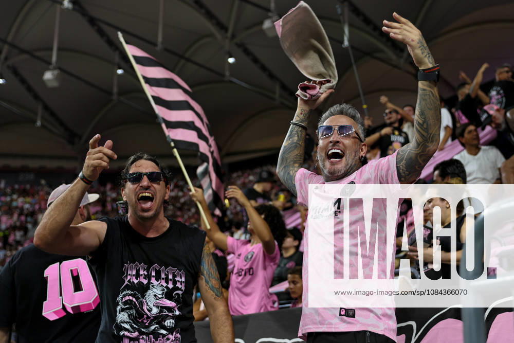 MIAMI, FL - OCTOBER 10: Inter Miami CF supporters pose for a photograph during a 2026 MLS, Fussball Herren, USA soccer match between Inter Miami CF and DC United on October 10, 2026 being played at NU Stadium, Miami, Fla.(Photo by Chris Arjoon Icon Sportswire). SOCCER: OCT 10 MLS Inter Miami CF vs DC United Icon2610100000032