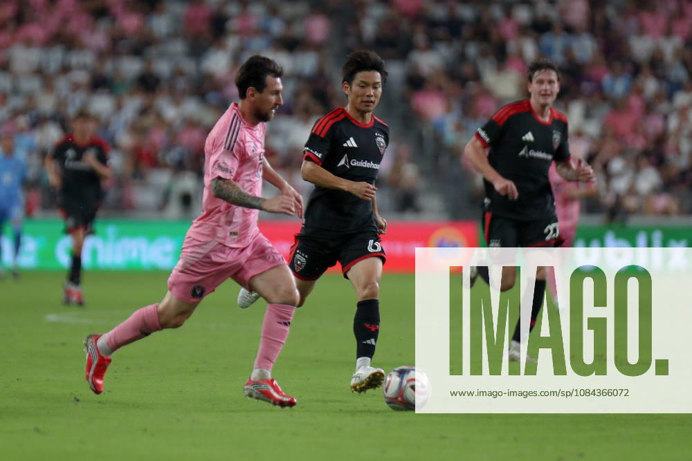 MIAMI, FL - OCTOBER 10: Inter Miami CF forward Lionel Messi (10) runs with a ball during a 2026 MLS, Fussball Herren, USA soccer match between Inter Miami CF and DC United on October 10, 2026 being played at NU Stadium, Miami, Fla.(Photo by Chris Arjoon Icon Sportswire). SOCCER: OCT 10 MLS Inter Miami CF vs DC United Icon2610100000034