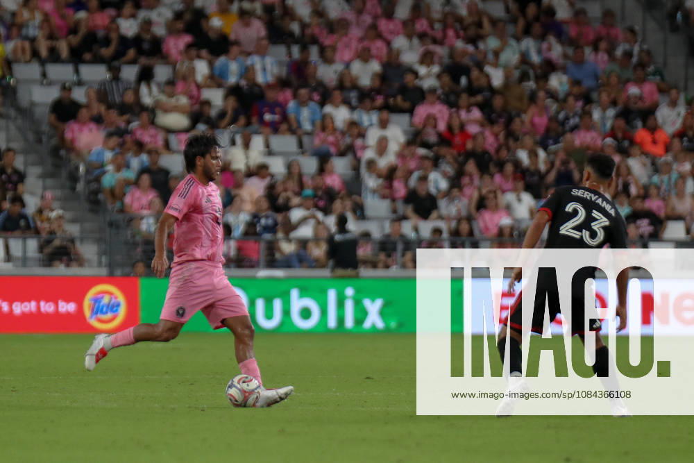 MIAMI, FL - OCTOBER 10: Inter Miami CF midfielder Telasco Segovia (8) runs with a ball during a 2026 MLS, Fussball Herren, USA soccer match between Inter Miami CF and DC United on October 10, 2026 being played at NU Stadium, Miami, Fla.(Photo by Chris Arjoon Icon Sportswire). SOCCER: OCT 10 MLS Inter Miami CF vs DC United Icon2610100000038