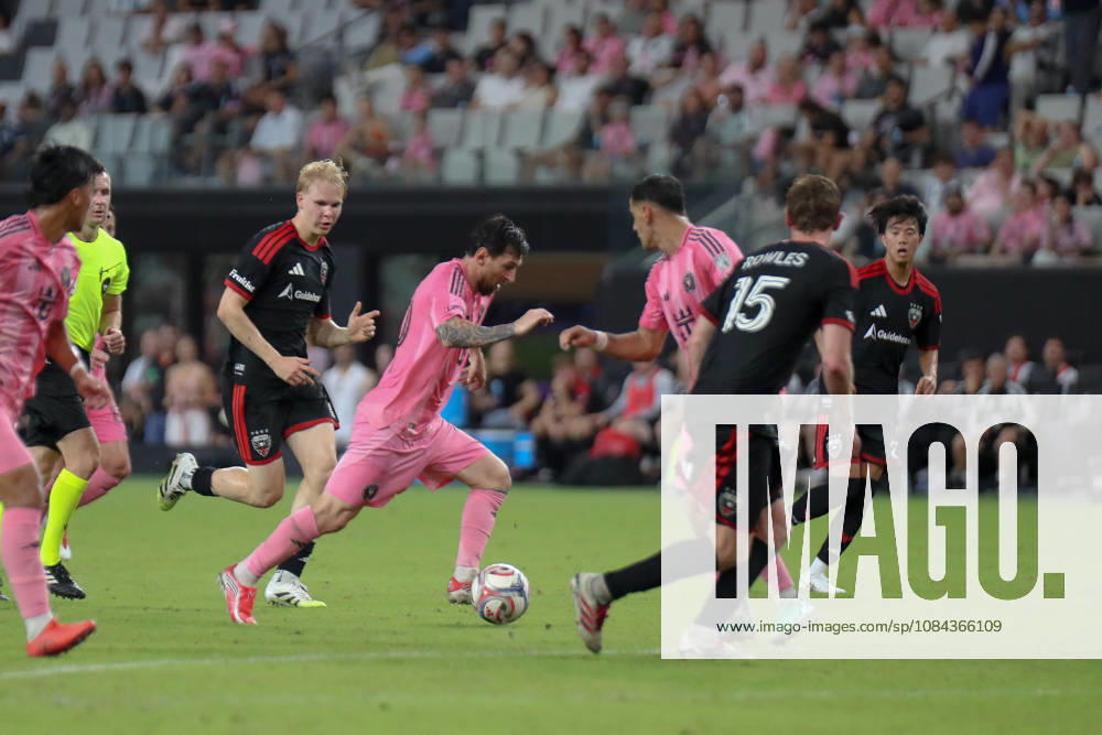 MIAMI, FL - OCTOBER 10: Inter Miami CF forward Lionel Messi (10) runs with a ball during a 2026 MLS, Fussball Herren, USA soccer match between Inter Miami CF and DC United on October 10, 2026 being played at NU Stadium, Miami, Fla.(Photo by Chris Arjoon Icon Sportswire). SOCCER: OCT 10 MLS Inter Miami CF vs DC United Icon2610100000039