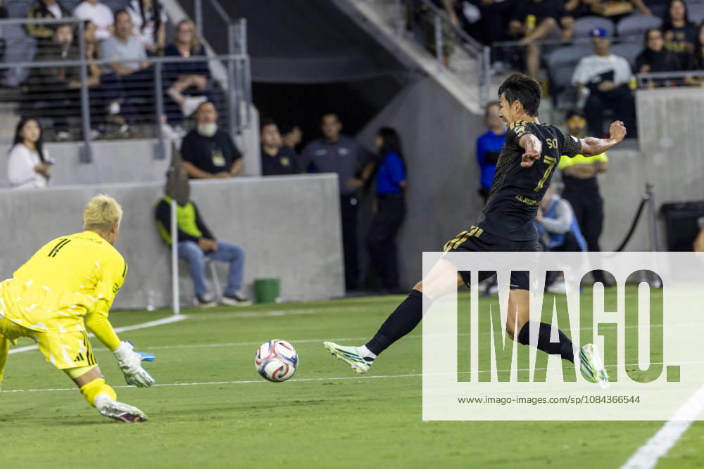 Vancouver Whitecaps goalkeeper Yohei Takaoka (1) defends against Los Angeles FC attacking midfielder Heung Min Son (7) during a MLS, Fussball Herren, USA soccer game on Saturday, Oct. 10, 2026 in Los Angeles. Los Angeles USA - ZUMAc68_ 20261010_zaf_c68_040