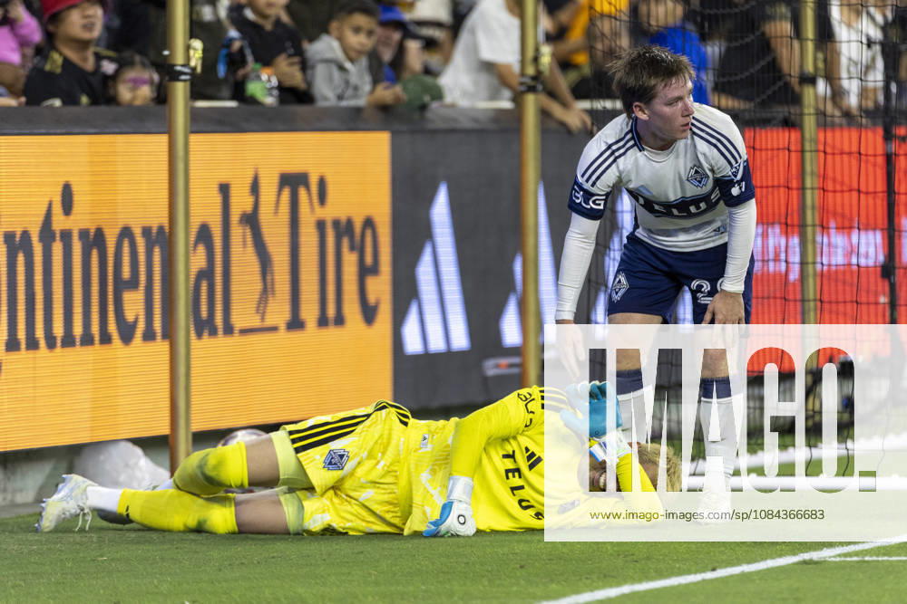 Vancouver Whitecaps goalkeeper Yohei Takaoka (1) reacts after being injured by the Los Angeles FC during a MLS, Fussball Herren, USA soccer game on Saturday, Oct. 10, 2026 in Los Angeles. Los Angeles USA - ZUMAc68_ 20261010_zaf_c68_050