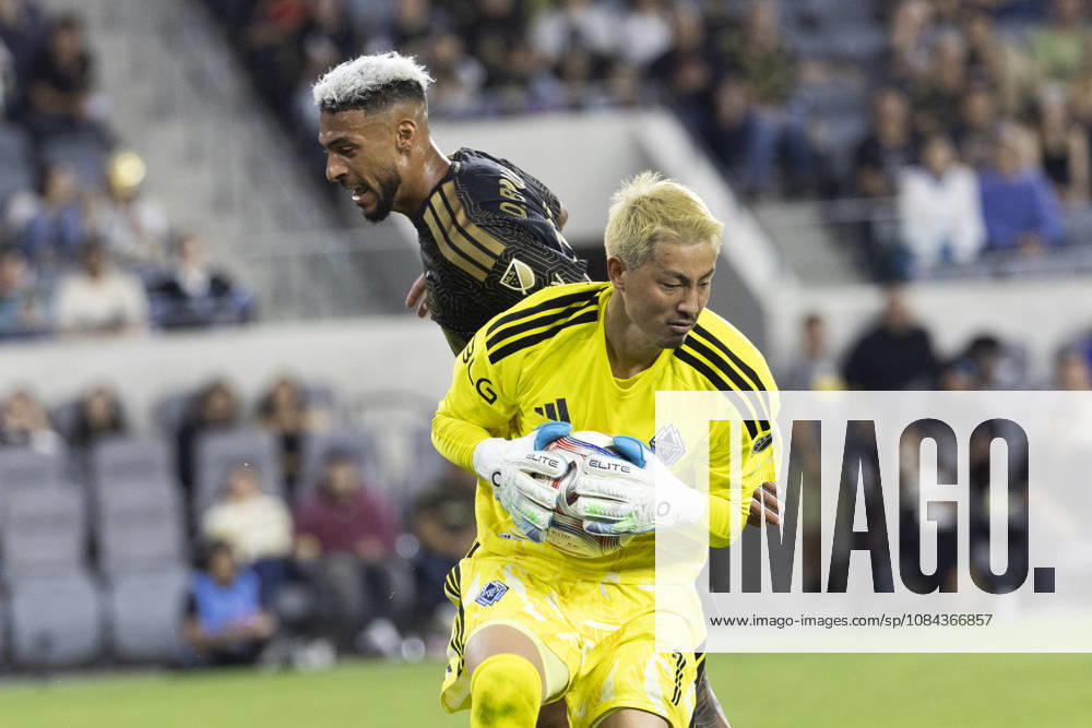 Vancouver Whitecaps goalkeeper Yohei Takaoka (1) makes a save against Los Angeles FC striker Denis Bouanga (99) during a MLS, Fussball Herren, USA soccer game on Saturday, Oct. 10, 2026 in Los Angeles. Los Angeles USA - ZUMAc68_ 20261010_zaf_c68_066