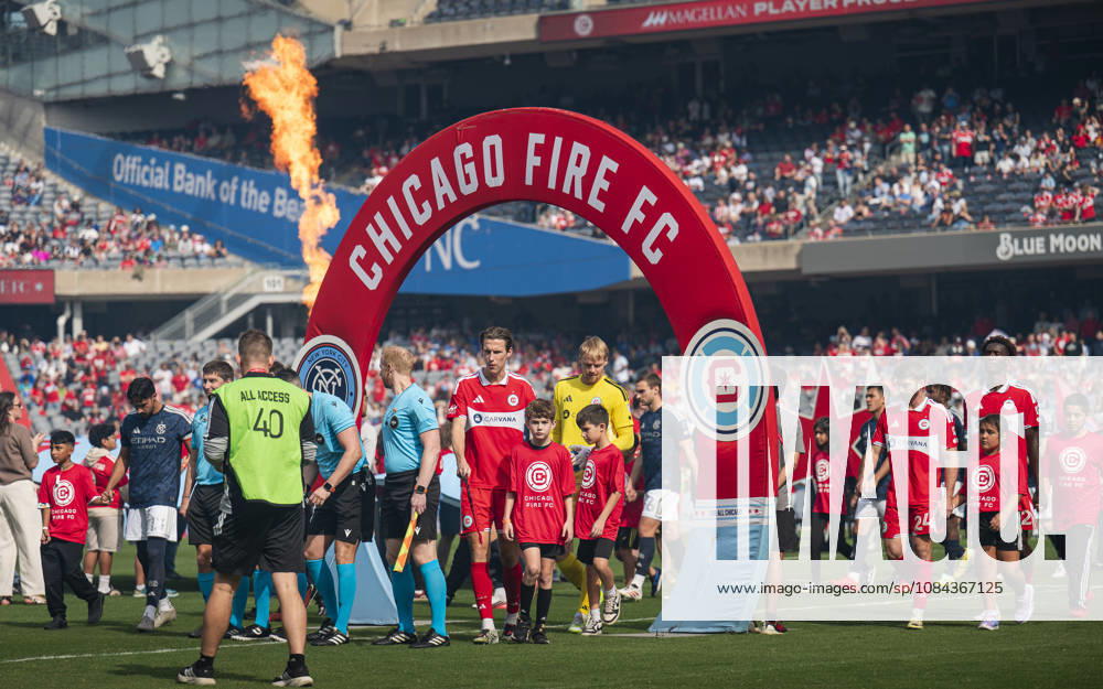 Chicago Fire FC V New York City FC - MLS, Fussball Herren, USA - October 10, 2026 Jack Elliott ( 3) of Chicago Fire FC leads his team out before the match between Chicago Fire FC and New York City FC at Soldier Field Stadium in Chicago, United States, on October 10, 2026. Chicago IL United States