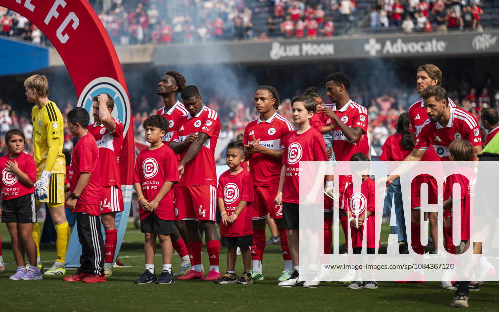 Chicago Fire FC V New York City FC - MLS, Fussball Herren, USA - October 10, 2026 The Chicago Fire FC team lines up for the National Anthem before the match against New York City FC at Soldier Field Stadium in Chicago, United States, on October 10, 2026. Chicago IL United States