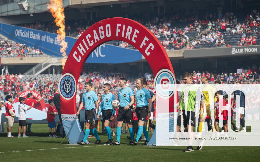 Chicago Fire FC V New York City FC - MLS, Fussball Herren, USA - October 10, 2026 The teams enter before the match between Chicago Fire FC and New York City FC at Soldier Field Stadium in Chicago, United States, on October 10, 2026. Chicago IL United States