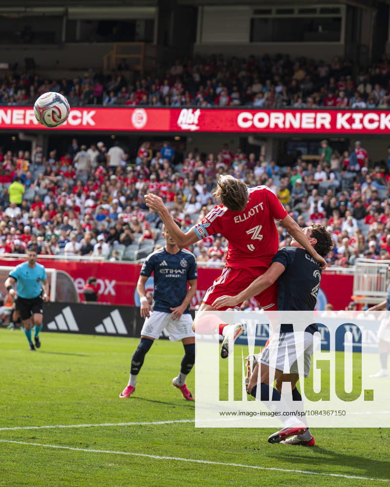 Chicago Fire FC V New York City FC - MLS, Fussball Herren, USA - October 10, 2026 Jack Elliott ( 3) of Chicago Fire FC heads the ball during the match between Chicago Fire FC and New York City FC at Soldier Field Stadium in Chicago, United States, on October 10, 2026. Chicago IL United States