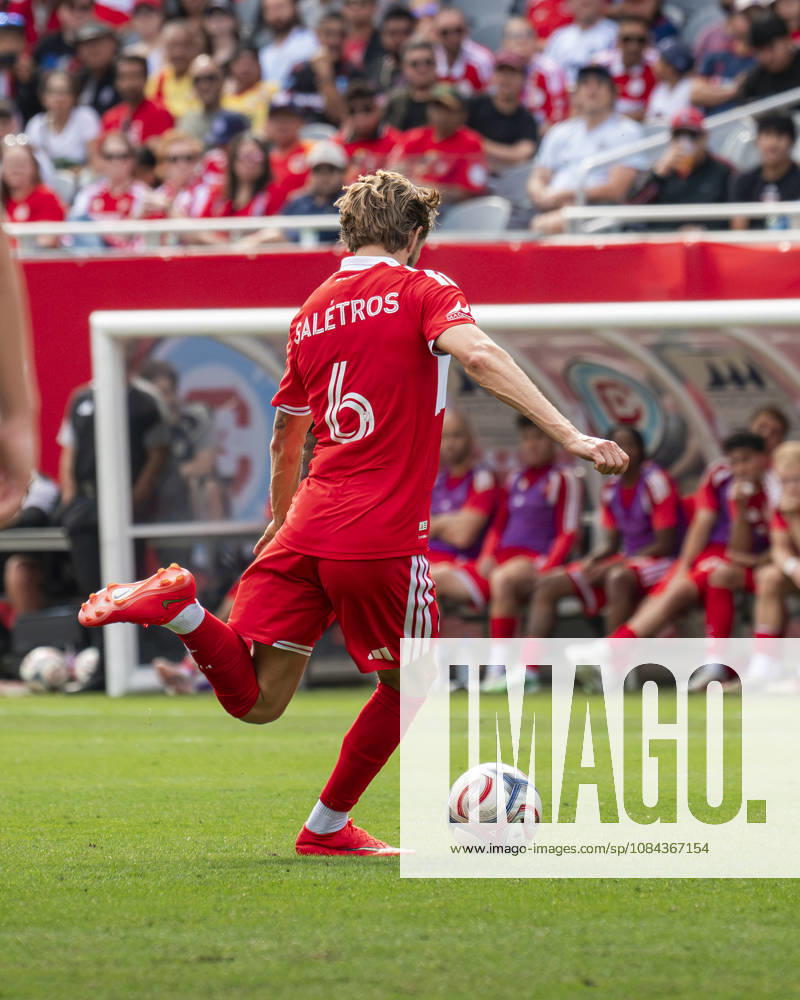 Chicago Fire FC V New York City FC - MLS, Fussball Herren, USA - October 10, 2026 Anton Saletros ( 6) of Chicago Fire FC passes the ball during the match between Chicago Fire FC and New York City FC at Soldier Field Stadium in Chicago, United States, on October 10, 2026. Chicago IL United States