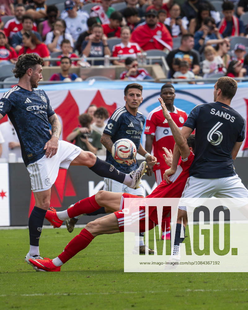Chicago Fire FC V New York City FC - MLS, Fussball Herren, USA - October 10, 2026 Robert Lewandowski ( 9) of Chicago Fire FC is fouled during the match between Chicago Fire FC and New York City FC at Soldier Field Stadium in Chicago, United States, on October 10, 2026. Chicago IL United States