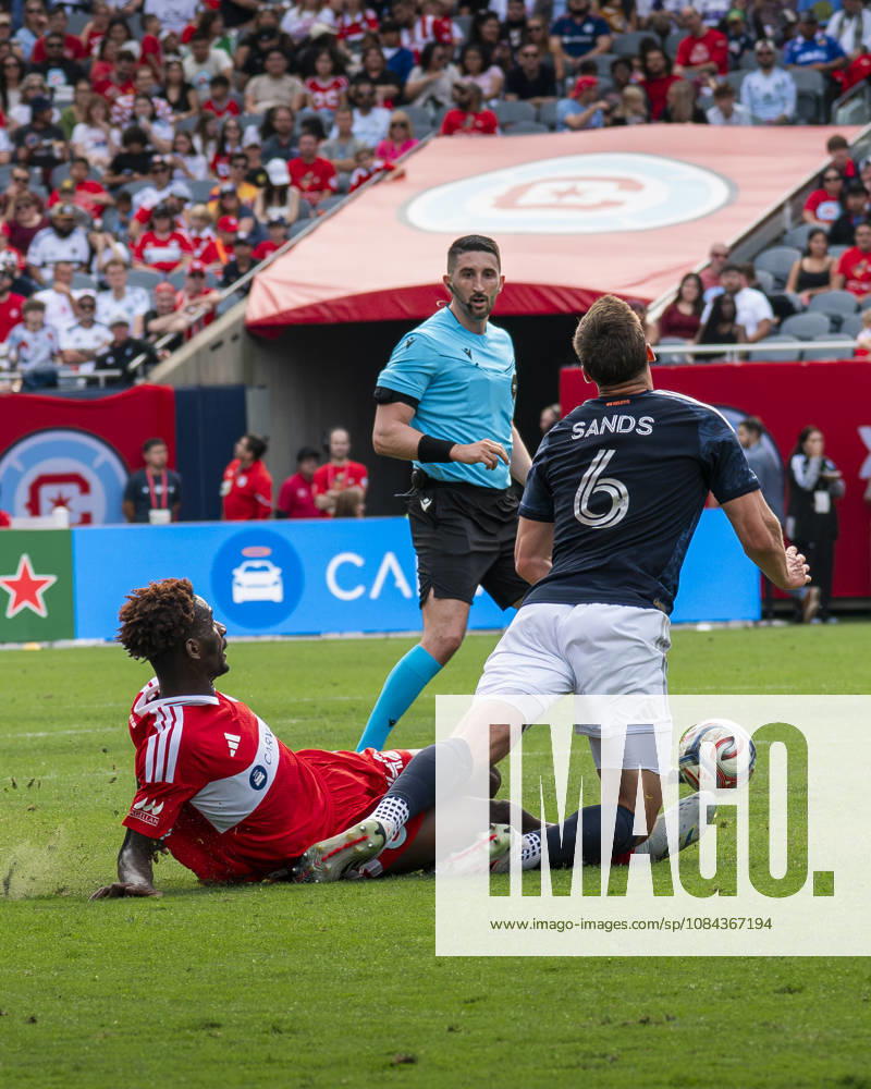 Chicago Fire FC V New York City FC - MLS, Fussball Herren, USA - October 10, 2026 Dje D Avilla ( 42) of Chicago Fire FC is shown a second yellow card and sent off for a tackle on James Sands ( 6) of New York City FC during the match between Chicago Fire FC and New York City FC at Soldier Field Stadium in Chicago, United States, on October 10, 2026. Chicago IL United States
