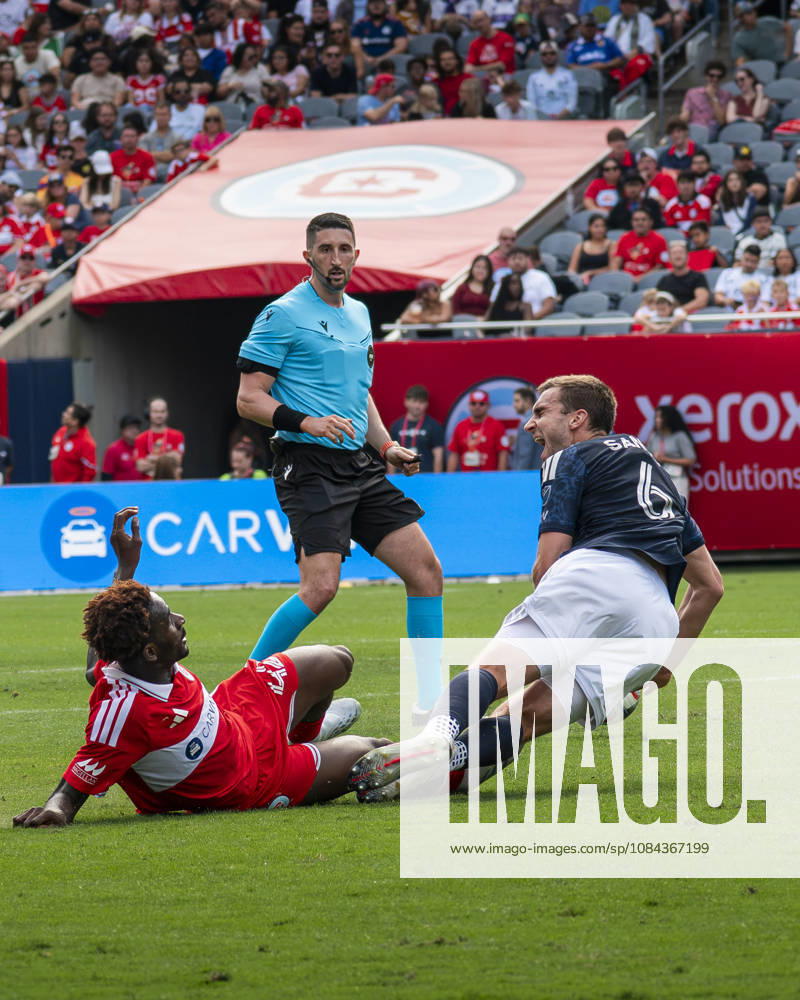 Chicago Fire FC V New York City FC - MLS, Fussball Herren, USA - October 10, 2026 Dje D Avilla ( 42) of Chicago Fire FC is shown a second yellow card and sent off for a tackle on James Sands ( 6) of New York City FC during the match between Chicago Fire FC and New York City FC at Soldier Field Stadium in Chicago, United States, on October 10, 2026. Chicago IL United States