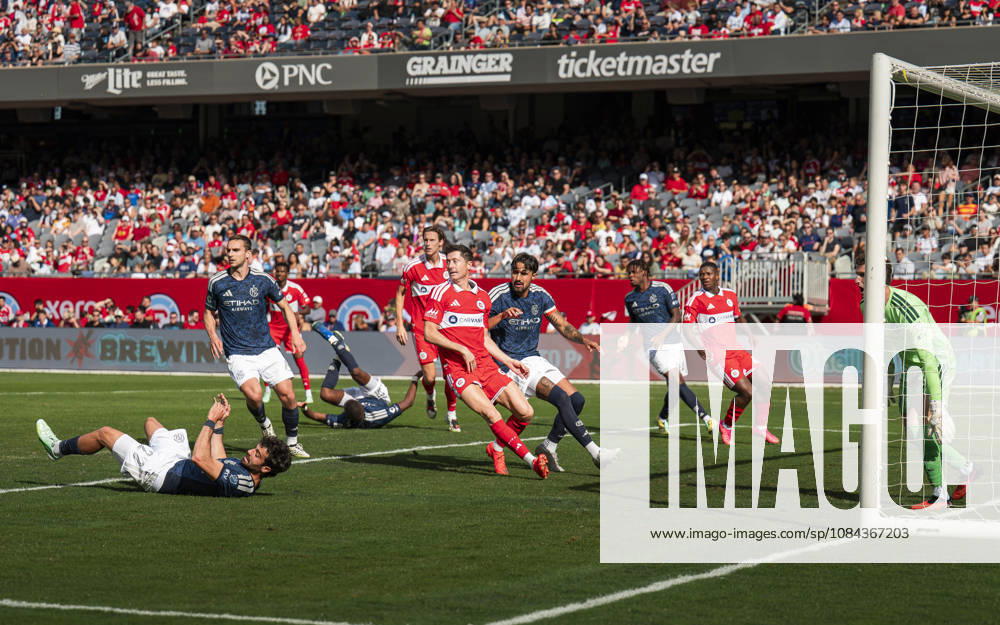 Chicago Fire FC V New York City FC - MLS, Fussball Herren, USA - October 10, 2026 Robert Lewandowski ( 9) of Chicago Fire FC attacks the goal during the match between Chicago Fire FC and New York City FC at Soldier Field Stadium in Chicago, United States, on October 10, 2026. Chicago IL United States