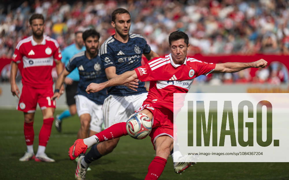 Chicago Fire FC V New York City FC - MLS, Fussball Herren, USA - October 10, 2026 Robert Lewandowski ( 9) of Chicago Fire FC takes a shot during the match between Chicago Fire FC and New York City FC at Soldier Field Stadium in Chicago, United States, on October 10, 2026. Chicago IL United States