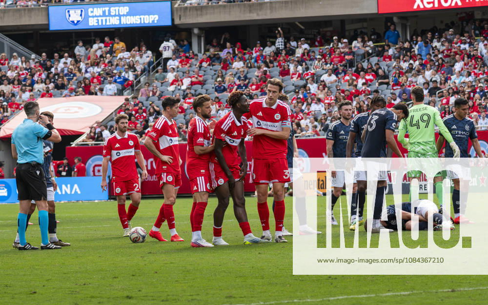 Chicago Fire FC V New York City FC - MLS, Fussball Herren, USA - October 10, 2026 Jack Elliott ( 3) of Chicago Fire FC consoles Dje D Avilla ( 42) of Chicago Fire FC after being sent off for his tackle on James Sands ( 6) of New York City FC that resulted in a second yellow card during the match between Chicago Fire FC and New York City FC at Soldier Field Stadium in Chicago, United States, on October 10, 2026. Chicago IL United States
