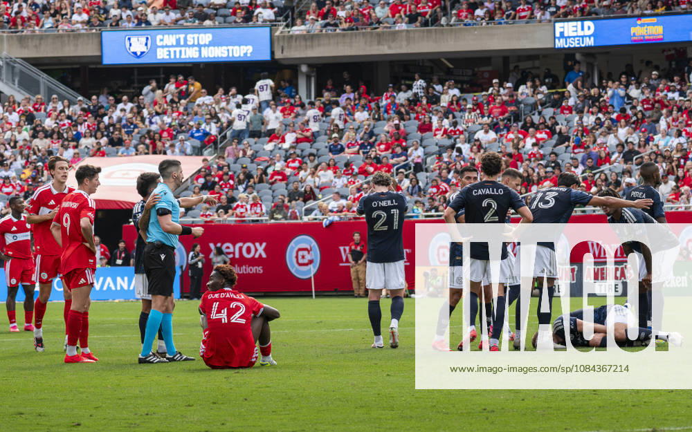 Chicago Fire FC V New York City FC - MLS, Fussball Herren, USA - October 10, 2026 Dje D Avilla ( 42) of Chicago Fire FC sits on the pitch after being sent off for a tackle on James Sands ( 6) of New York City FC, which resulted in a second yellow card, during the match between Chicago Fire FC and New York City FC at Soldier Field Stadium in Chicago, United States, on October 10, 2026. Chicago IL United States