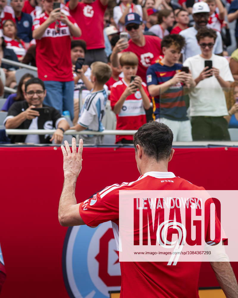 Chicago Fire FC V New York City FC - MLS, Fussball Herren, USA - October 10, 2026 Robert Lewandowski ( 9) of Chicago Fire FC salutes the fans as he substitutes out of the match between Chicago Fire FC and New York City FC at Soldier Field Stadium in Chicago, United States, on October 10, 2026. Chicago IL United States