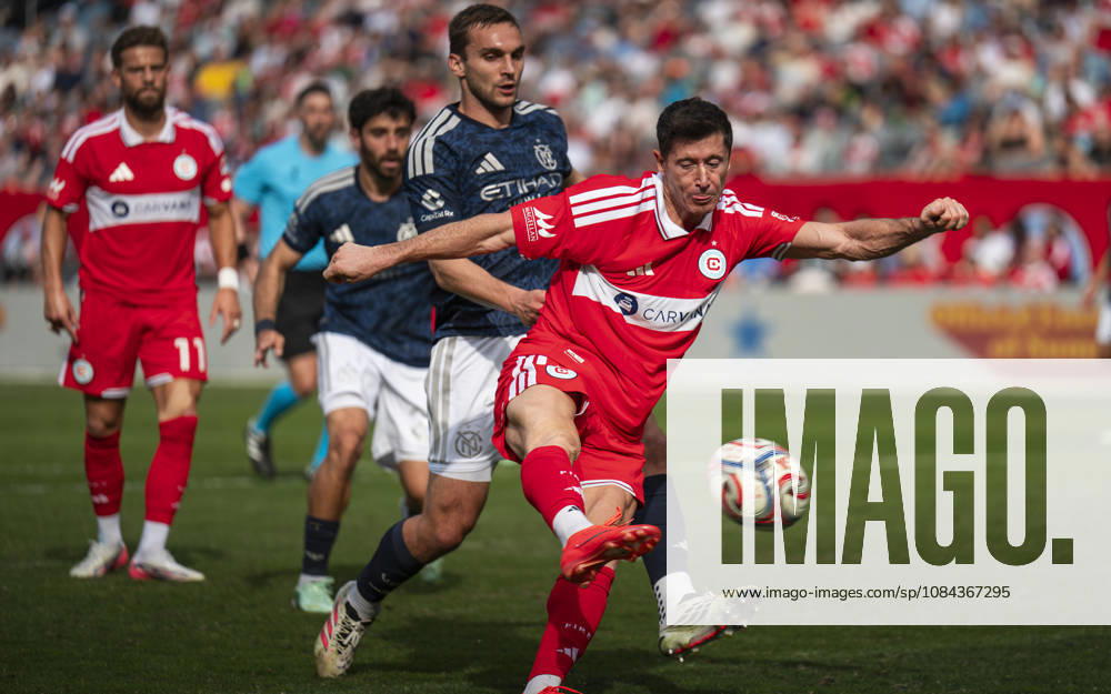 Chicago Fire FC V New York City FC - MLS, Fussball Herren, USA - October 10, 2026 Robert Lewandowski ( 9) of Chicago Fire FC takes a shot during the match between Chicago Fire FC and New York City FC at Soldier Field Stadium in Chicago, United States, on October 10, 2026. Chicago IL United States
