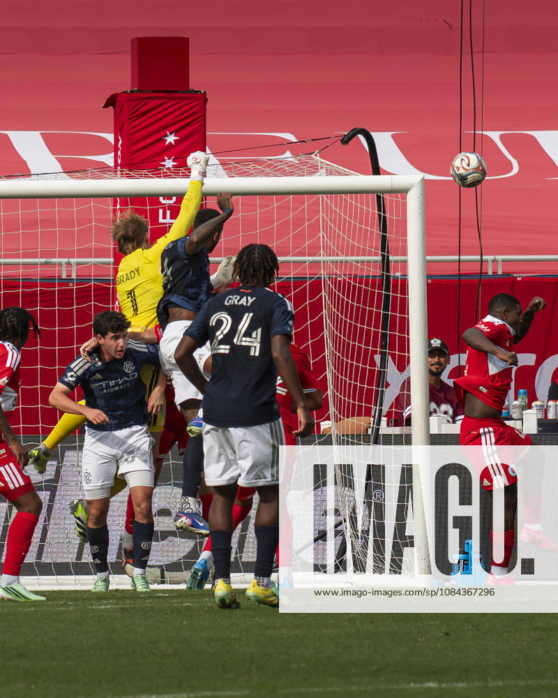 Chicago Fire FC V New York City FC - MLS, Fussball Herren, USA - October 10, 2026 Chris Brady ( 1) of Chicago Fire FC makes a save during the match between Chicago Fire FC and New York City FC at Soldier Field Stadium in Chicago, United States, on October 10, 2026. Chicago IL United States