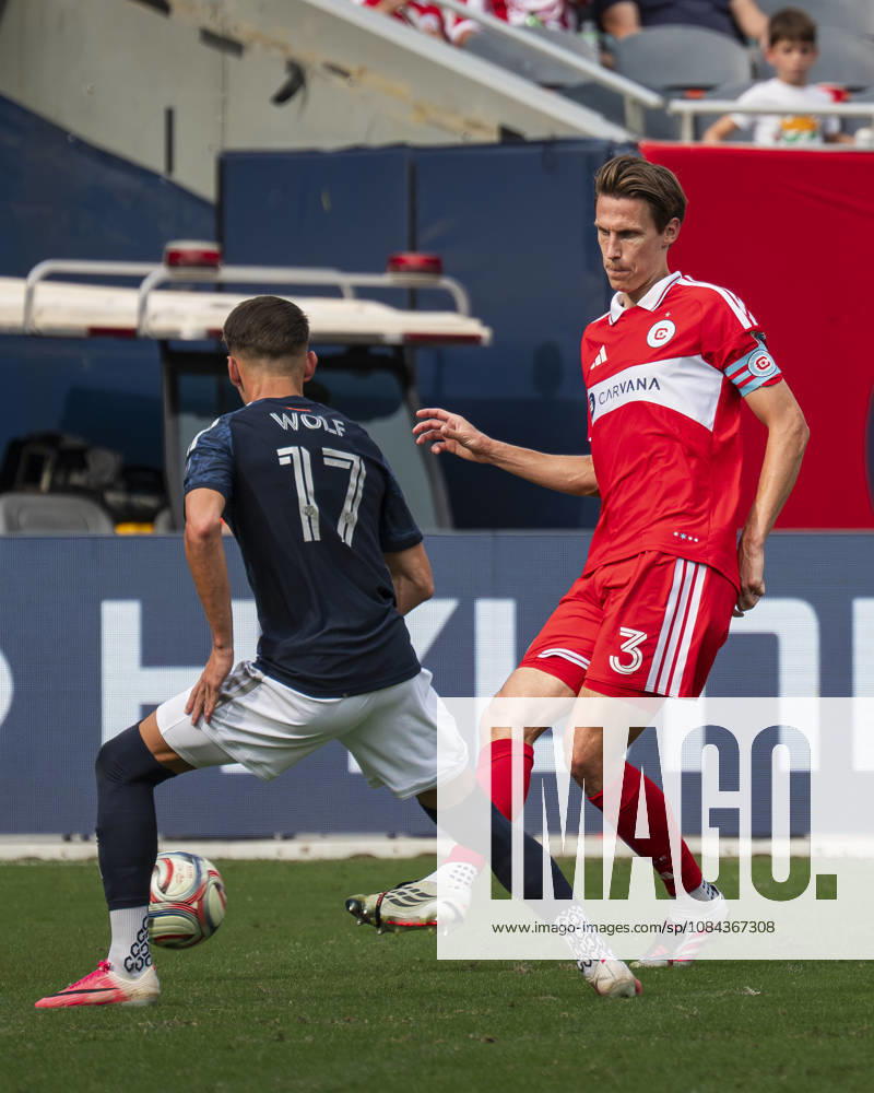 Chicago Fire FC V New York City FC - MLS, Fussball Herren, USA - October 10, 2026 Jack Elliott ( 3) of Chicago Fire FC passes the ball during the match between Chicago Fire FC and New York City FC at Soldier Field Stadium in Chicago, United States, on October 10, 2026. Chicago IL United States