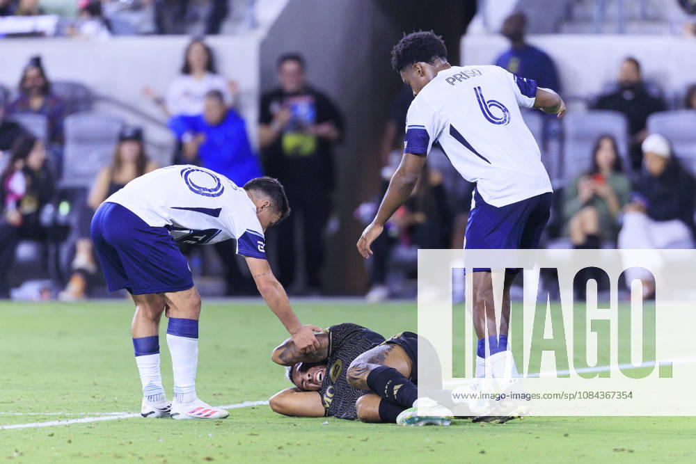 Andres Cubas 20 and Ralph Priso-Mbongue 6 of the Vancouver Whitecaps check on Denis Bouanga 99 of the Los Angeles Football Club after a head collision during their regular season MLS, Fussball Herren, USA game on Saturday October 10, 2026 at the BMO Stadium in Los Angeles, California. LAFC tie with Whitecaps, 1-1. ARIANA RUIZ PI Los Angeles USA - ZUMAp124 20261010_zaa_p124_015