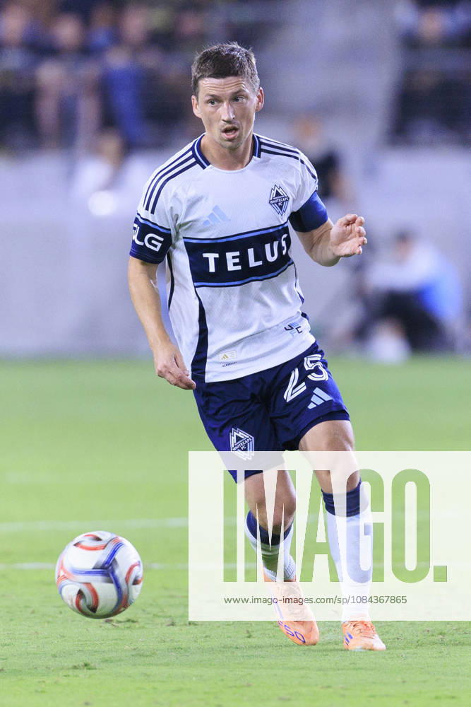 Ryan Gauld 25 of the Vancouver Whitecaps during their regular season MLS, Fussball Herren, USA game against the Los Angeles Football Club on Saturday October 10, 2026 at the BMO Stadium in Los Angeles, California. LAFC tie with Whitecaps, 1-1. ARIANA RUIZ PI Los Angeles USA - ZUMAp124 20261010_zaa_p124_021