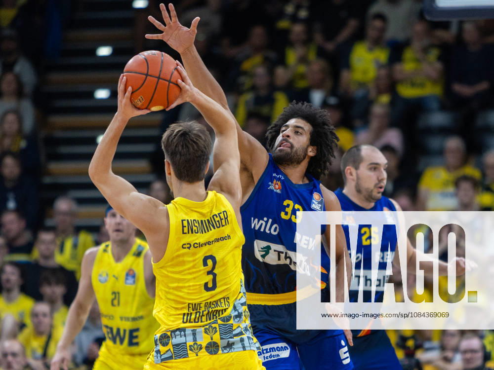 EWE Baskets Oldenburg im Zweikampf mit Phoenix Hagen, Gibson Trenton, Aktion EWE Baskets Oldenburg vs Phoenix Hagen, Basketball, BBL, 10.10.2026 Oldenburg