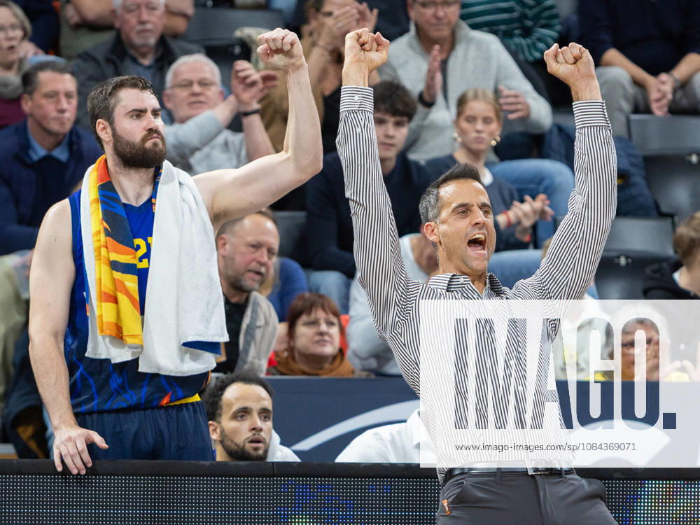 Phoenix Hagen, Trainer von Phoenix Hagen Cris Harris jubelt, EWE Baskets Oldenburg vs Phoenix Hagen, Basketball, BBL, 10.10.2026 Oldenburg