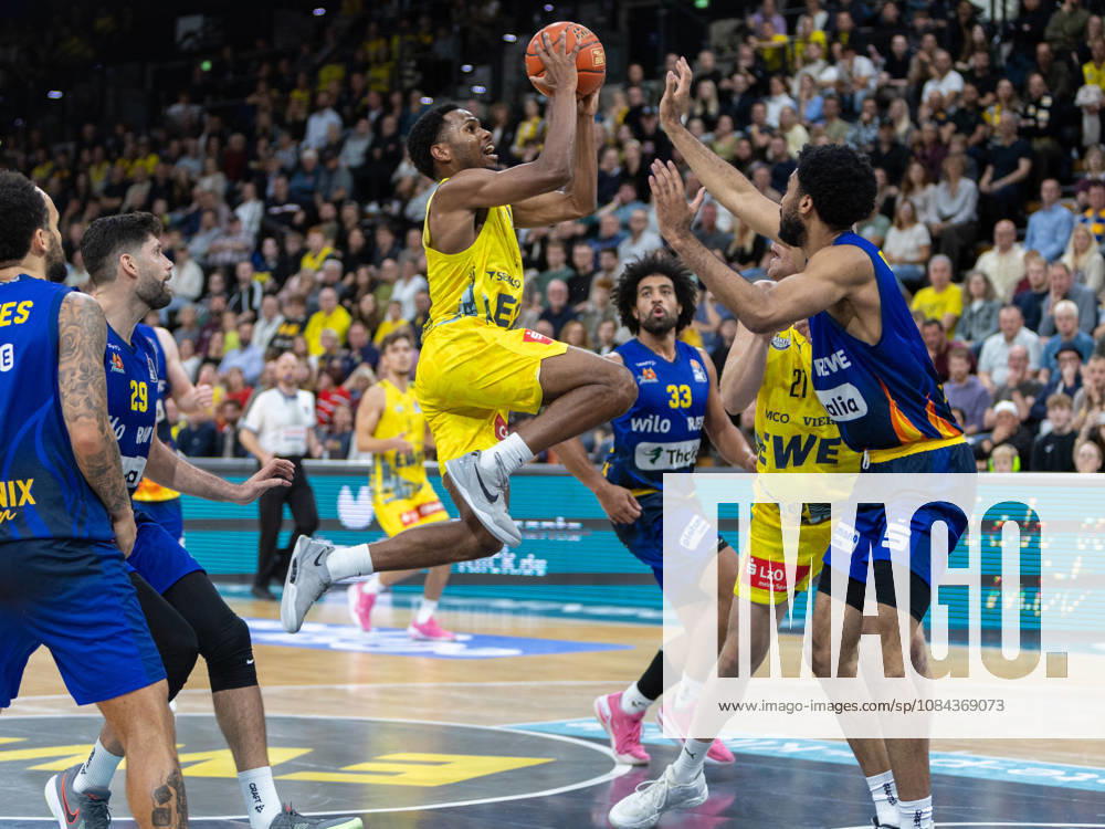 EWE Baskets Oldenburg im Zweikampf mit Phoenix Hagen, Roach Jeremy in Aktion beim Wurf EWE Baskets Oldenburg vs Phoenix Hagen, Basketball, BBL, 10.10.2026 Oldenburg