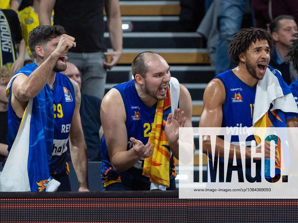 Phoenix Hagen, Team von Phoenix Hagen jubelt EWE Baskets Oldenburg vs Phoenix Hagen, Basketball, BBL, 10.10.2026 Oldenburg