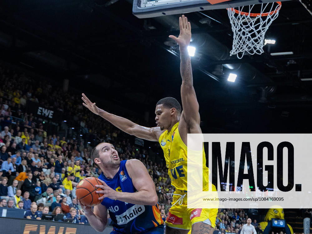 EWE Baskets Oldenburg im Zweikampf mit Phoenix Hagen, Wiggins Demajeo, Krutwig Cameron, EWE Baskets Oldenburg vs Phoenix Hagen, Basketball, BBL, 10.10.2026 Oldenburg