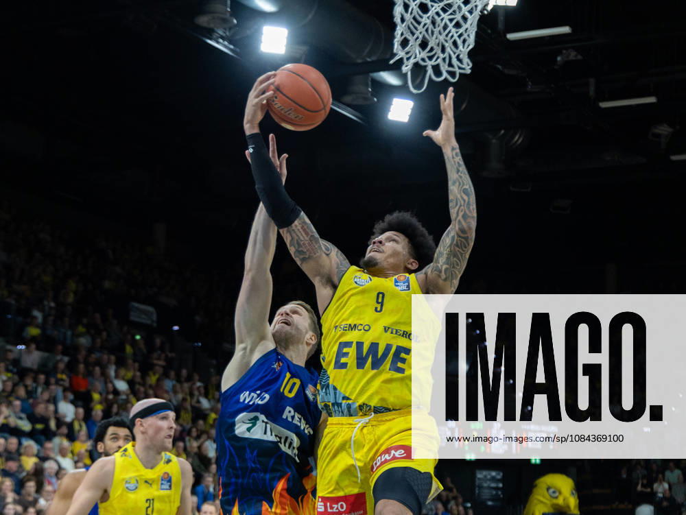 EWE Baskets Oldenburg im Zweikampf mit Phoenix Hagen, Pope Tylan EWE Baskets Oldenburg vs Phoenix Hagen, Basketball, BBL, 10.10.2026 Oldenburg