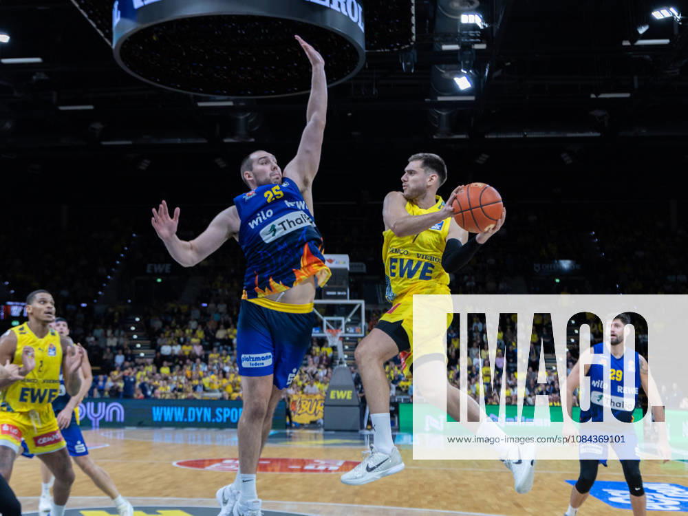 EWE Baskets Oldenburg im Zweikampf mit Phoenix Hagen EWE Baskets Oldenburg vs Phoenix Hagen, Basketball, BBL, 10.10.2026 Oldenburg