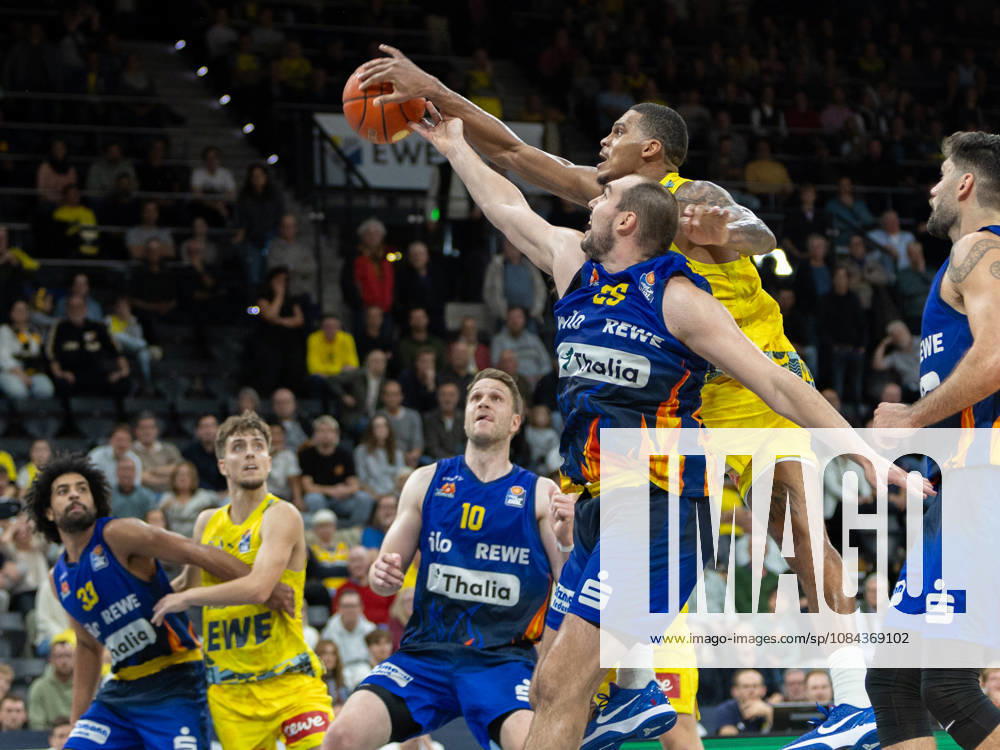 EWE Baskets Oldenburg im Zweikampf mit Phoenix Hagen EWE Baskets Oldenburg vs Phoenix Hagen, Basketball, BBL, 10.10.2026 Oldenburg
