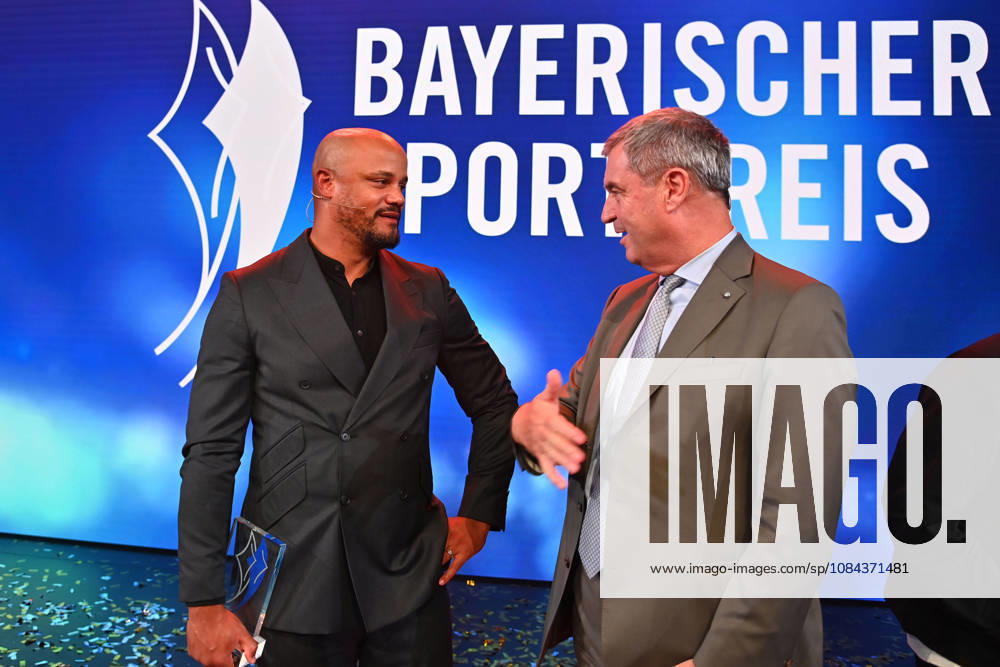 Trainer Vincent KOMPANY (Bayern Muenchen) mit dem Ehrenpreis des Bayerischen Mininsterpraesidenten Markus SOEDER, Bayerischer Sportpreis 2026 in der BMW Welt, Roter Teppich,Red Carpet am 10.10.2026