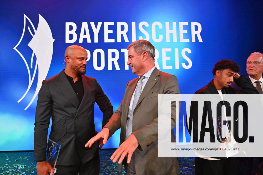 Trainer Vincent KOMPANY (Bayern Muenchen) mit dem Ehrenpreis des Bayerischen Mininsterpraesidenten Markus SOEDER,Re:Nathaniel BROWN (Bayern Muenchen),Joachim HERRMANN (Innenminister Bayern). Bayerischer Sportpreis 2026 in der BMW Welt, Roter Teppich,Red Carpet am 10.10.2026