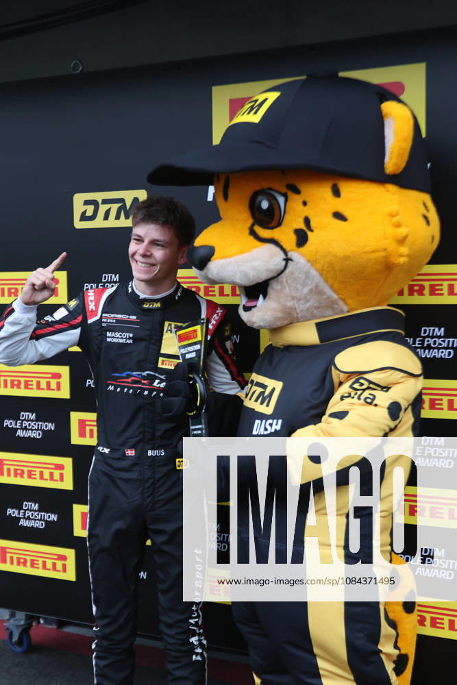 Hockenheim, Deutschland 09.- 11. Oktober 2026: DTM - 2026 - Saisonfinale - Hockenheimring - Sonntag Qualifikation 2 Im Bild: Bastian Buus (DEN 29) auf der Pole Position im Portrait mit DTM Dash Maskottchen Hockenheimring Baden Württemberg