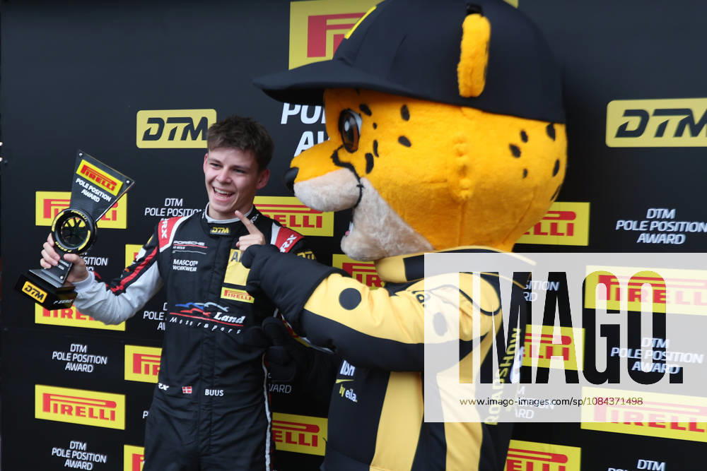 Hockenheim, Deutschland 09.- 11. Oktober 2026: DTM - 2026 - Saisonfinale - Hockenheimring - Sonntag Qualifikation 2 Im Bild: Bastian Buus (DEN 29) mit DTM Dash Maskottchen Hockenheimring Baden Württemberg