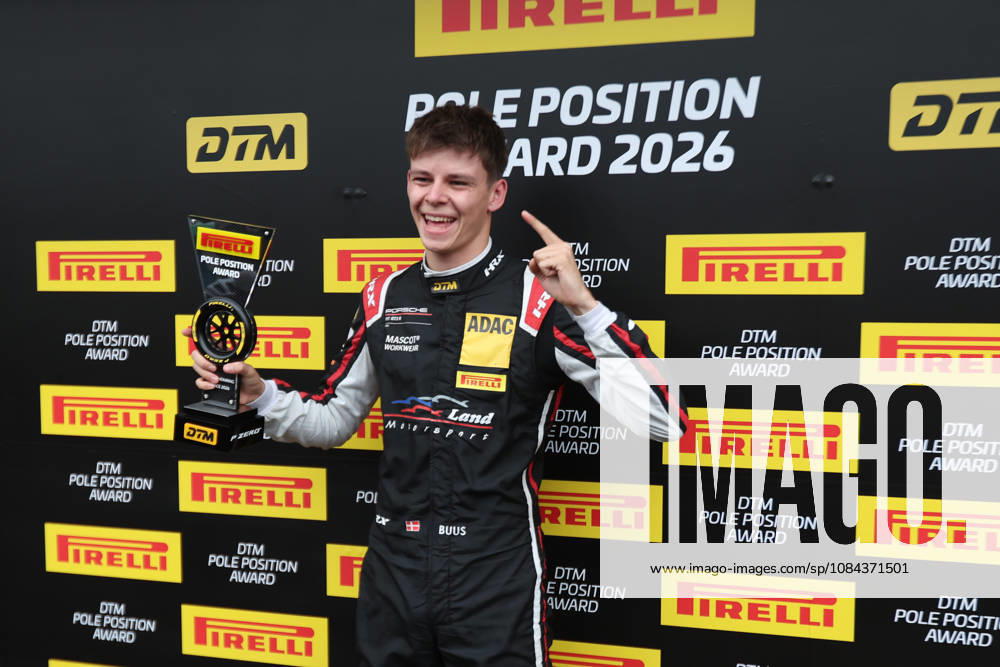 Hockenheim, Deutschland 09.- 11. Oktober 2026: DTM - 2026 - Saisonfinale - Hockenheimring - Sonntag Qualifikation 2 Im Bild: Bastian Buus (DEN 29) im Portrait mit Pole Position Award Hockenheimring Baden Württemberg