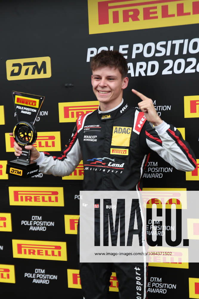 Hockenheim, Deutschland 09.- 11. Oktober 2026: DTM - 2026 - Saisonfinale - Hockenheimring - Sonntag Qualifikation 2 Im Bild: Bastian Buus (DEN 29) mit dem Pole Position Award Hockenheimring Baden Württemberg