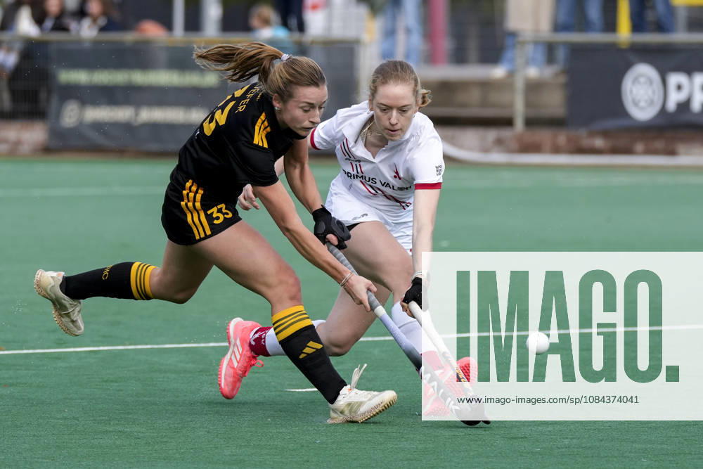 V.li.: Katharina Kiefer (HTHC, 33), Kayla de Wall (TSVMH, 7), Zweikampf, Spielszene, Duell, duel, tackle, tackling, Dynamik, Action, Aktion, 11.10.2026, Mannheim (Deutschland), Hockey, 1. Bundesliga, Damen, TSV Mannheim - Harvestehuder THC