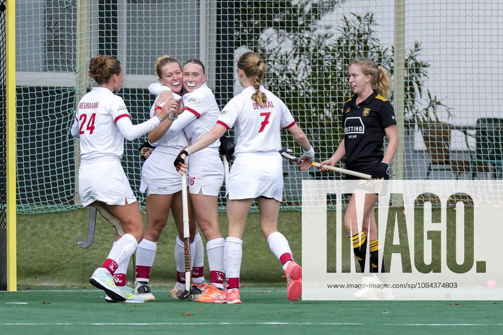 V.li.: Marie Neumann (TSVMH, 24), Lotte Nafzger (TSVMH, 26), Franziska Schütte (TSVMH, 36), Kayla de Wall (TSVMH, 7), Spielerinnen vom TSV Mannheim Hockey, jubeln über das Tor zum 1:0, Jubel, Torjubel, Torerfolg, celebrate the goal, goal, celebration, jubelt ueber das Tor, Freuen, Freude, freut sich, optimistisch, positiv, Spielszene, Highlight, Action, Aktion, 11.10.2026, Mannheim (Deutschland), Hockey, 1. Bundesliga, Damen, TSV Mannheim - Harvestehuder THC