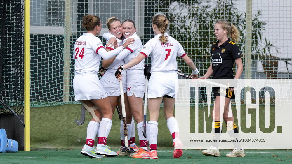 V.li.: Marie Neumann (TSVMH, 24), Lotte Nafzger (TSVMH, 26), Franziska Schütte (TSVMH, 36), Kayla de Wall (TSVMH, 7), Spielerinnen vom TSV Mannheim Hockey, jubeln über das Tor zum 1:0, Jubel, Torjubel, Torerfolg, celebrate the goal, goal, celebration, jubelt ueber das Tor, Freuen, Freude, freut sich, optimistisch, positiv, Spielszene, Highlight, Action, Aktion, 11.10.2026, Mannheim (Deutschland), Hockey, 1. Bundesliga, Damen, TSV Mannheim - Harvestehuder THC